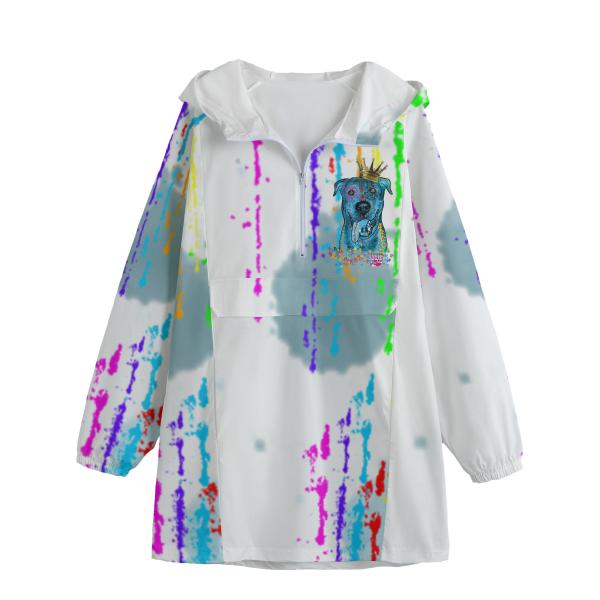 Regenjacke von vorne mit Hundemotiv Hazel vorne auf Herzhöhe